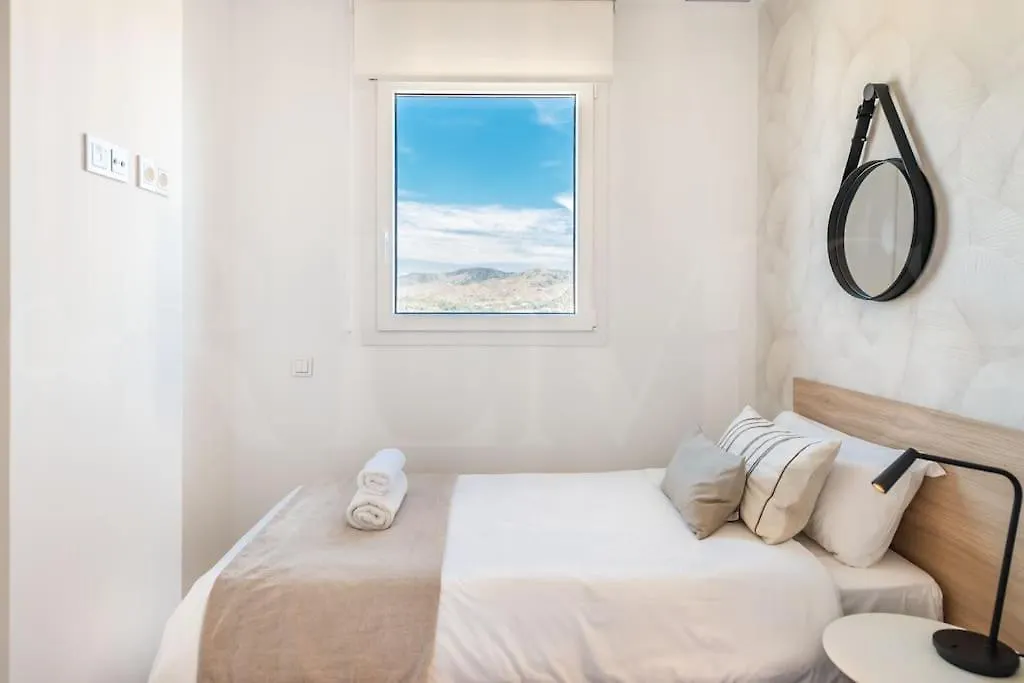 22Nd Floor Modern Urban Sky Apartment With Parking & Gym By Rems Malaga